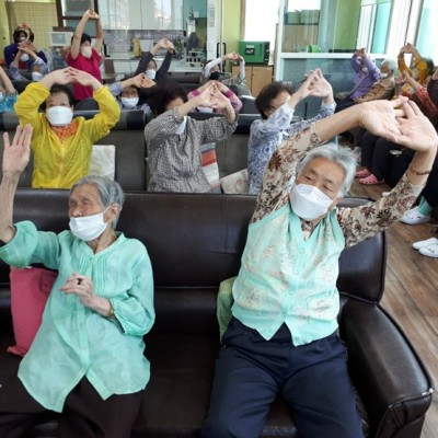 &#034;실버체조 프로그램&#034; 진행 - 주야간보호서비스 이미지